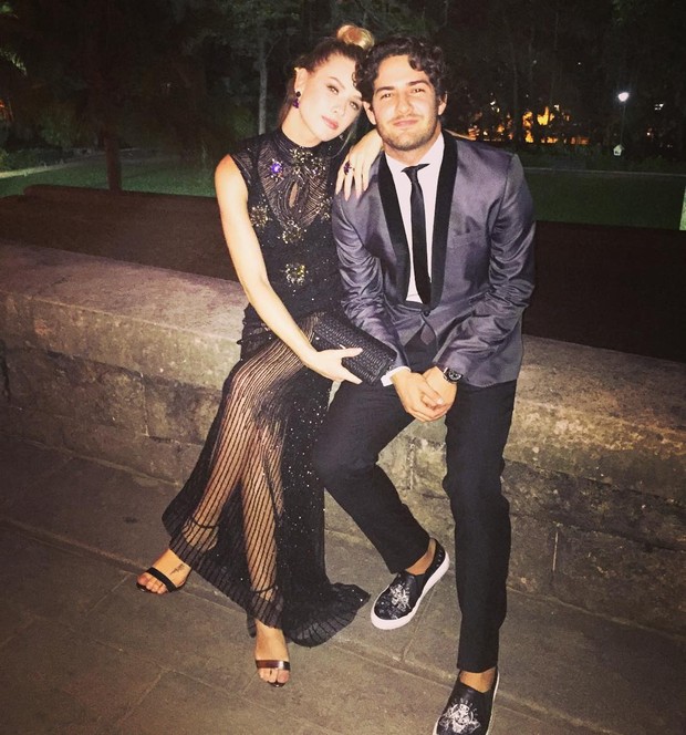 Fiorella Mattheis e Alexandre Pato no casamento de Paulo Gustavo e Thales Bretas (Foto: Reprodução / Instagram)