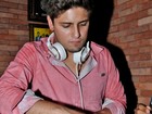 Daniel Rocha toca como DJ em festa no Rio de Janeiro