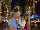 Nos EUA, Roberto Justus faz programa com a filha e a namorada