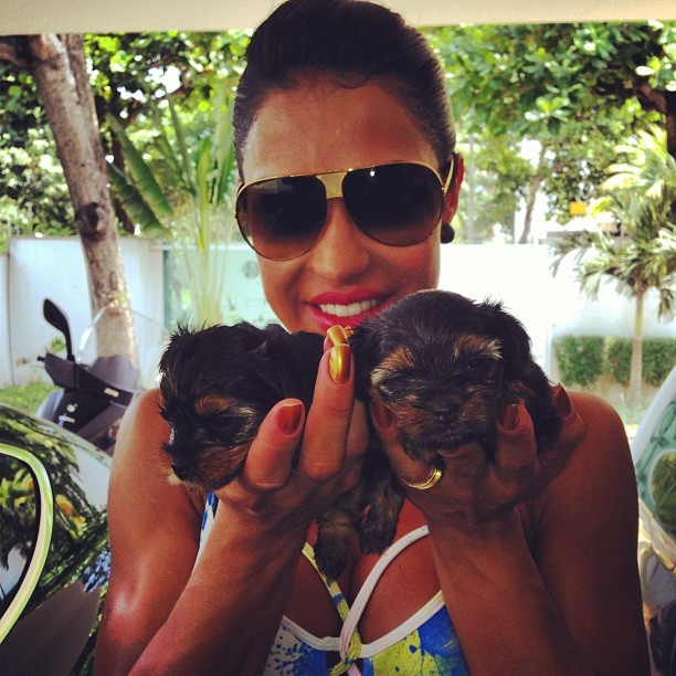 Gracyanne Barbosa com cachorrinho (Foto: Instagram / Reprodução)