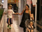 Danielle Winits vai ao shopping com os filhos