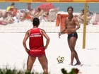 Ronaldinho Gaúcho joga futevôlei com amigos no Rio