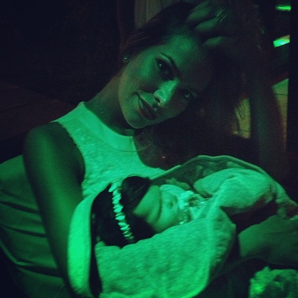 Ex-BBB Adriana aparece com boneca no colo: 'Minha filhinha' (Foto: Reprodução/Instagram)