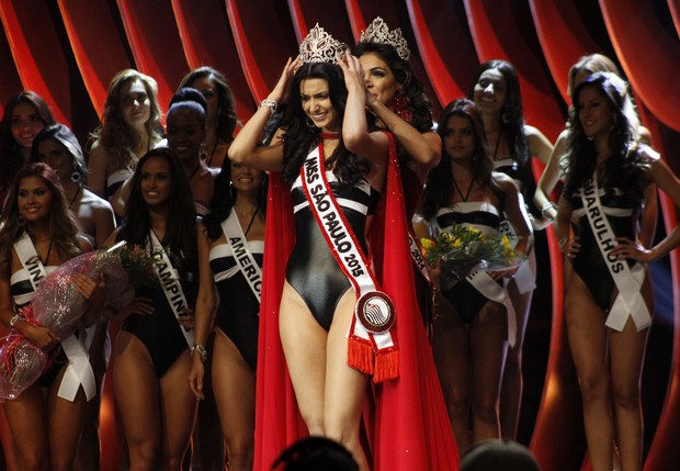 Jéssica Voltolini Vilela sendo coroada Miss São Paulo 2015 (Foto: Celso Tavares / EGO)