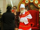Nem ele resiste! Giovanna Antonelli faz foto com Papai Noel em shopping