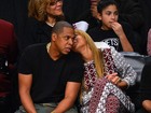 Beyoncé e Jay-Z assistem a jogo de basquete e trocam carinhos 