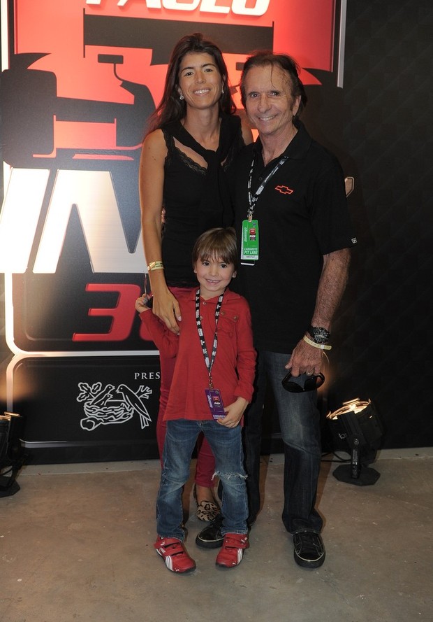 Emerson Fittipaldi, mulher Rossana e o filho (Foto: Francisco Cepeda / AgNews)