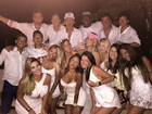 Neymar comemora a chegada de 2015 com a irmã e rodeado de amigos