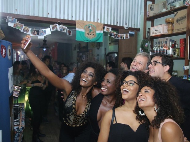 Parte do elenco de Sol nascente em festa na Zona Oeste do Rio (Foto: Daniel Pinheiro/ Ag. News)