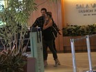 Luciano Szafir passeia com a namorada em shopping no Rio