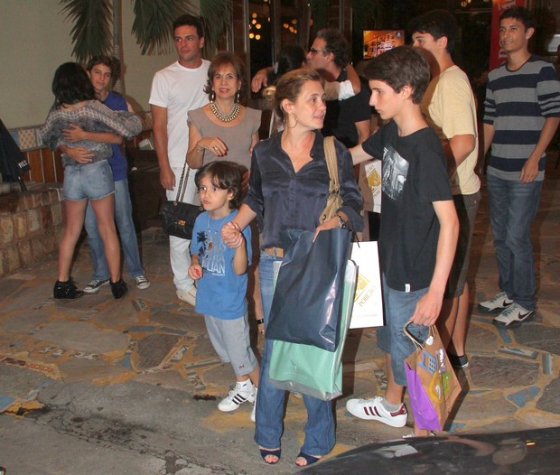Adriana Esteves com os filhos no aniversário do filho de Marcos Ricca (Foto: Delson Silva / AgNews)
