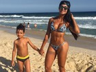 Aline Riscado curte praia com o filho e chama atenção pelas belas curvas