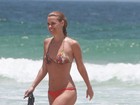 Carolina Dieckmann mostra corpo em forma durante dia de praia no Rio