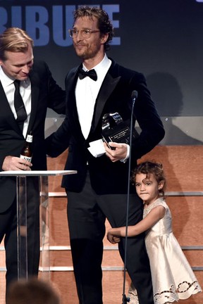 Matthew McConaughey com a filha Vida Alves McConaughey em premiação em Los Angeles, nos Estados Unido (Foto: Kevin Winter/ Getty Images/ AFP)