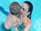 Carolina Kasting brinca com o filho na piscina: 'Refrescando com o príncipe'