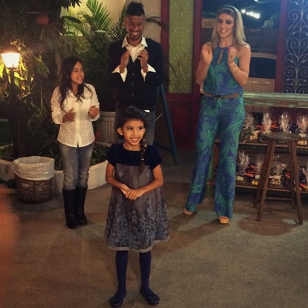 Léo Moura com a mulher, Camila Silva, e a filha, Isabella, em festa no Rio (Foto: Instagram/ Reprodução)