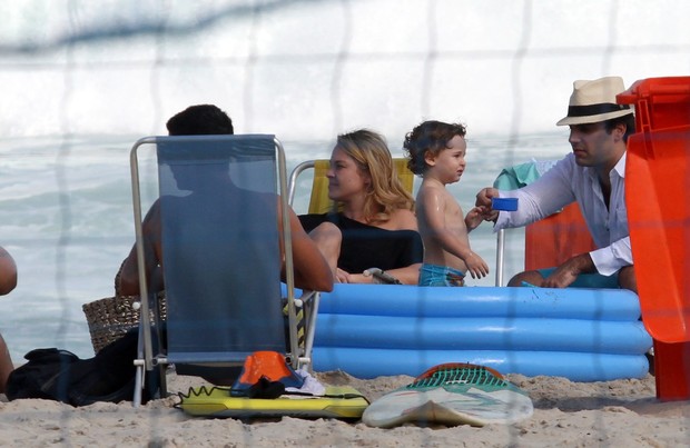 Letícia Birkheuer com o filho e o marido na praia (Foto: Wallace Barbosa / AgNews)