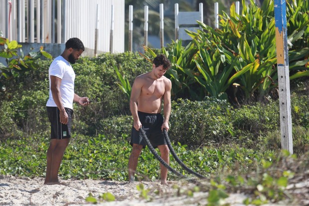 Daniel de Oliveira fazendo treino funcional na praia (Foto: Dilson Silva / Agnews)