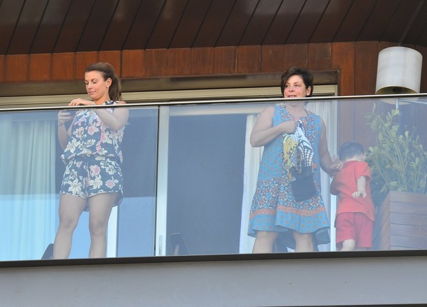 Collen Ronney, mulher do jogador Wayne Rooney, em sacada de hotel (Foto: Delson Silva / Agnews)