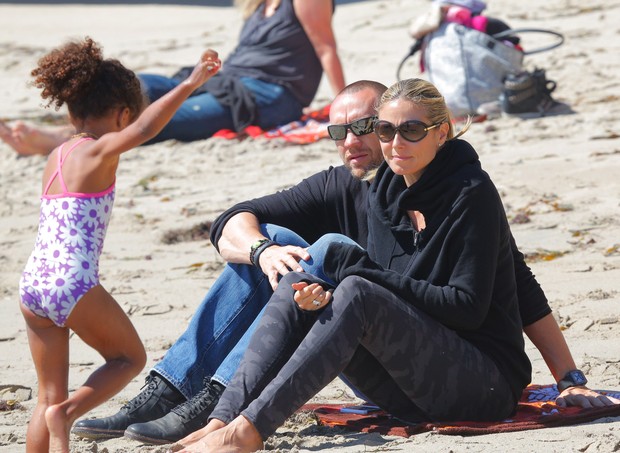 Heidi Klum com o namorado, Martin Kristen, em praia em Los Angeles, nos EUA (Foto: X17/ Agência)