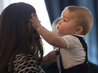Na Nova Zelândia, George coloca o cabelo de Kate Middleton na boca