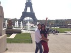 Gracyanne Barbosa e Belo trocam beijos em frente à Torre Eiffel