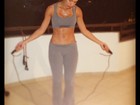 Ex-BBB Adriana se exercita pulando corda
