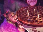 Miley Cyrus comemora aniversário com 'bolo pizza'