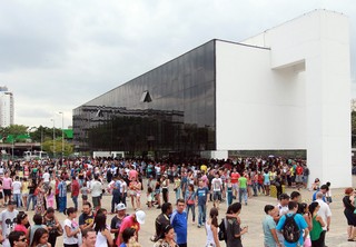 Fãs fazem fila para vez exposição em homenagem a Roberto Bolaños no Memorial da América Latina, em São Paulo (Foto: Celso Tavares/EGO)