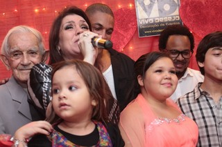 Simony coma família na festa da filha em São Paulo (Foto: Léo Franco/ Ag. News)