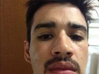 Gusttavo Lima exibe bigodinho em rede social