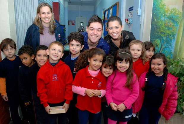 Nasser e Andressa com crianças em visita a colégio (Foto: Reprodução / Facebook)