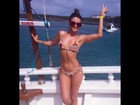 Paula Fernandes exibe corpo sarado durante passeio de barco