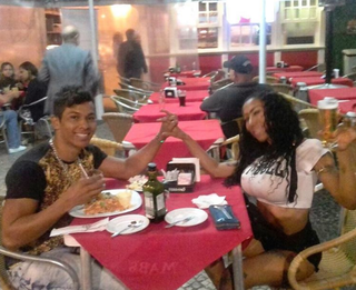 Inês Brasil jantando com o seu assessor de imprensa, Jefferson Pereira (Foto: Reprodução / Instagram)