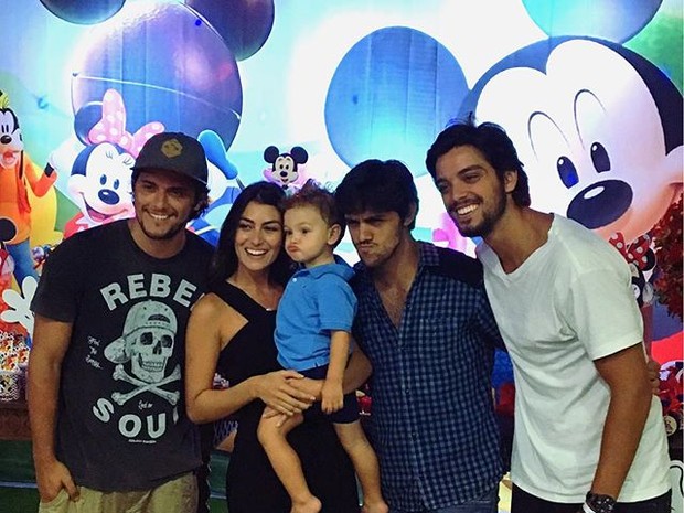 Bruno Gissoni, Mariana Uhlmann, o pequeno Joaquim, Felipe Simas e Rodrigo Simas em festa no Rio (Foto: Instagram/ Reprodução)