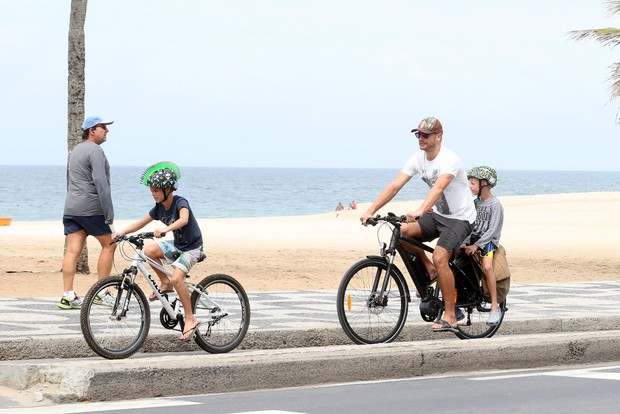 Rodrigo Hilbert anda de bicicleta com os filhos (Foto: André  Freitas /Divulgação)