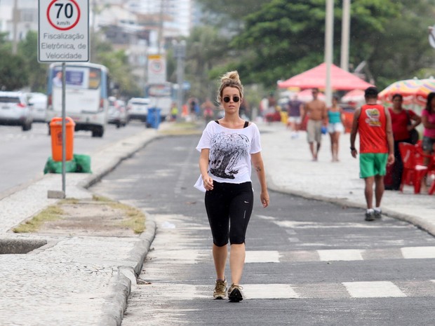 Juliana Didone corre na orla (Foto: Wallace Barbosa / Agnews)