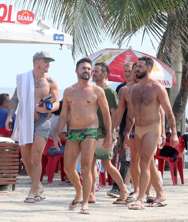 Marc Jacobs curte praia com amigos (Foto: André Freitas/AgNews)