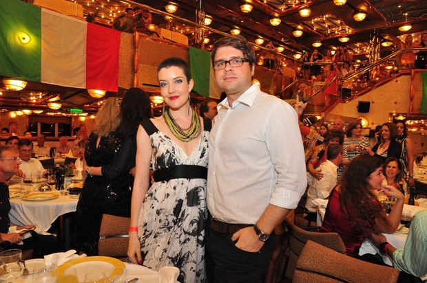 Larissa Maciel com o marido, André Surkamp, no cruzeiro de Roberto Carlos (Foto: Roberto Teixeira/ EGO)