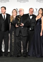 Elenco de 'Verdades Secretas' comemora vitória no prêmio Emmy 