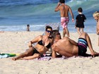 Fernanda Lima e Rodrigo Hilbert se divertem na praia com os filhos