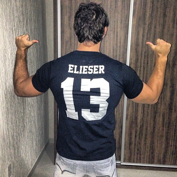 Eliéser mostra camiseta que irá usar para show (Foto: Instagram)