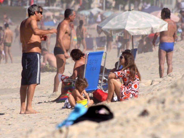 Claudia Abreu e familia na praia (Foto: J.Humberto  AgNews)