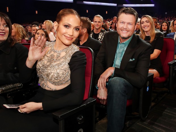 Jennifer Lopez e Blake Shelton em prêmio em Los Angeles, nos Estados Unidos (Foto: Christopher Polk/ Getty Images/ AFP)