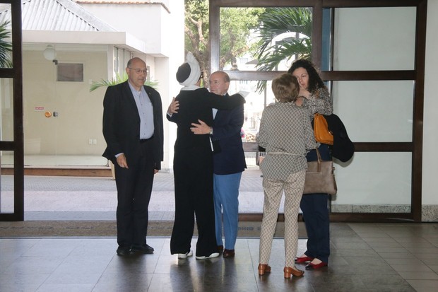 Amigos e familiares chegando para o velório de Ivo Pitanguy (Foto: Fabio Moreno/Agnews)