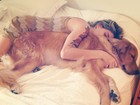 Luma Costa posa com o cachorro na cama
