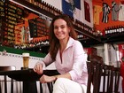 Flávia Monteiro investe em sua faceta empresária e posa em bar carioca do qual é sócia