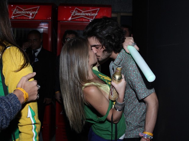 Fiuk beija loira em festa na Zona Sul do Rio (Foto: Alex Palarea/ Ag. News)