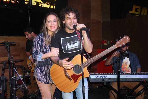 Tânia Mara e Rafael Almeida durante show (Foto: William Oda  / AgNews)