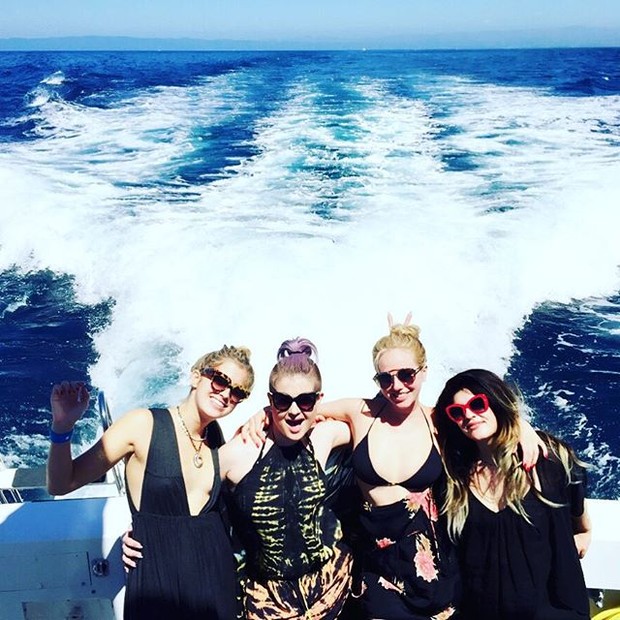 Kelly Osbourne com amigas em passeio de barco na Califórnia, nos Estados Unidos (Foto: Instagram/ Reprodução)